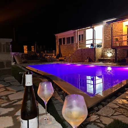 Mimani Stone House Guest house Roshnik